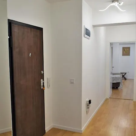 Center Gramophone With Private Parking *