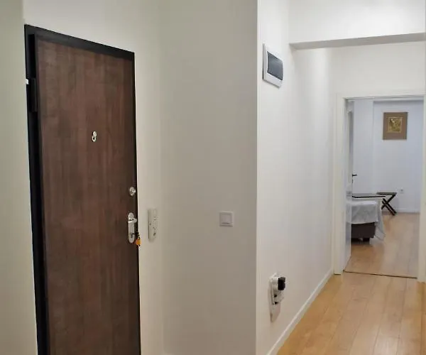 Center Gramophone With Private Parking *