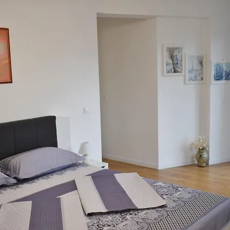 Center Gramophone With Private Parking 아파트 *