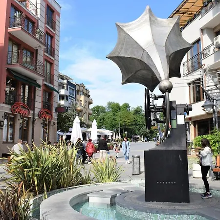 Center Gramophone With Private Parking *